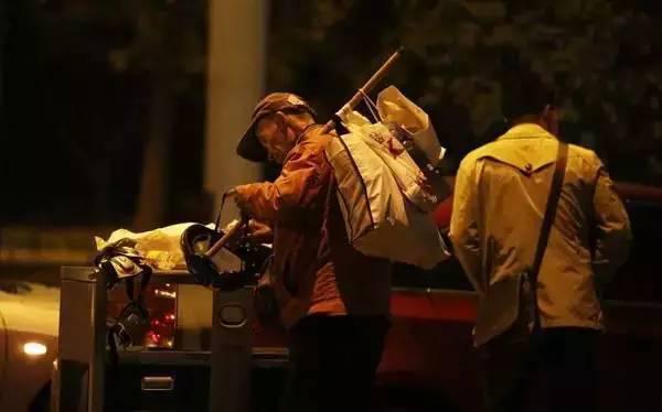 含著淚看完的！一位拾荒老人，溫暖了整個人間